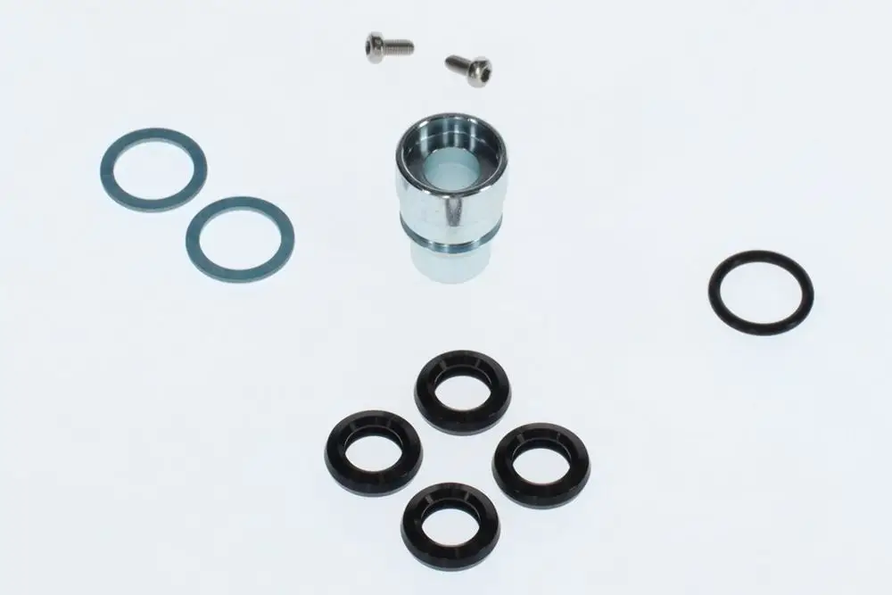 BOSCH Nippel für einen Plattenwärmetauscher, bestehend aus einem vernickelten Metallkörper, mehreren O-Ringen und Unterlegscheiben, sowie zwei Schrauben.